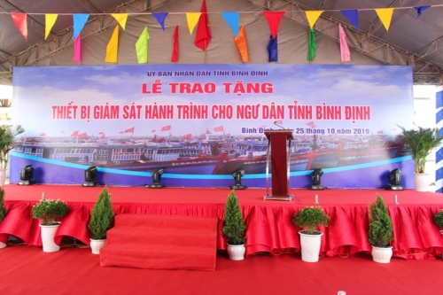 LỄ TRAO TẶNG THIẾT BỊ CỦA ĐC TRƯƠNG TẤN SANG-NGUYÊN CT NƯỚC CHO NGƯ DÂN BÌNH ĐỊNH